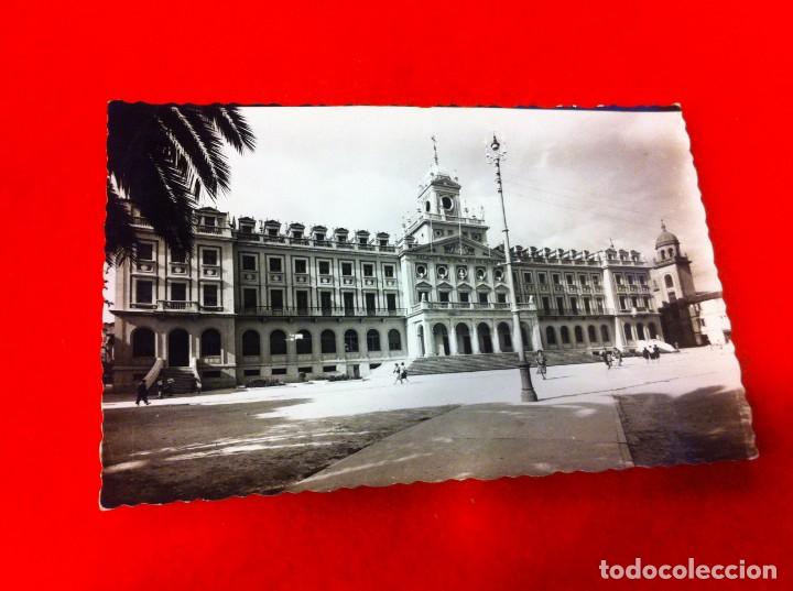 Postales: POSTAL. FERROL. PALACIO MUNICIPAL. ESCRITA Y CIRCULADA - Foto 1