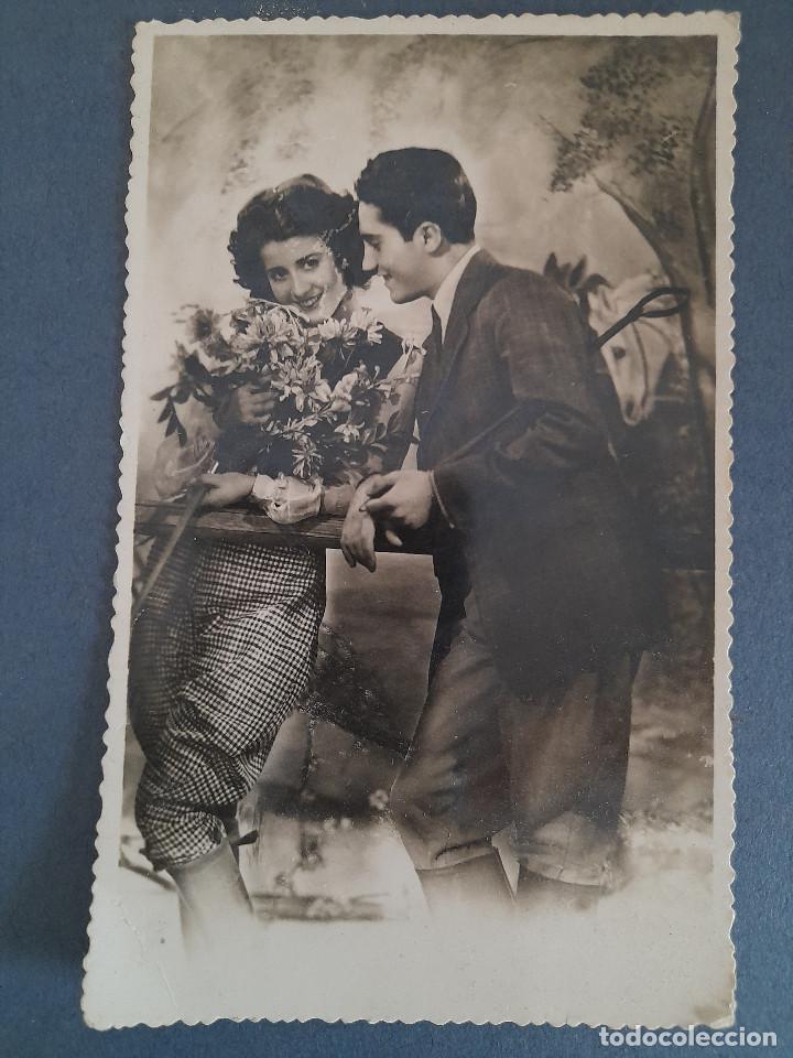 Postales: antigua postal de amantes, escrita 1948 - Foto 1