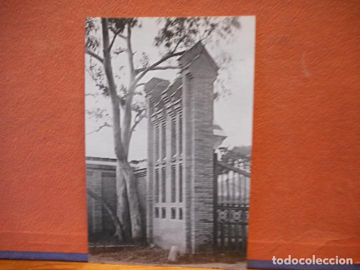 Postais: PORTA SECUND&Agrave;RIA DE LA FINCA G&Uuml;ELL. EL MUNDO CATALUNYA.