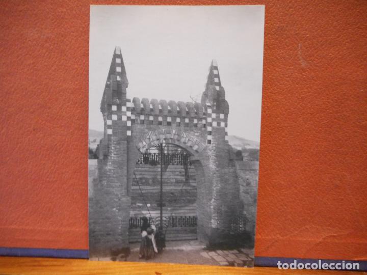 Postais: FINCA G&Uuml;ELL. PORTA SECUND&Agrave;RIA D'ACC&Eacute;S A LA FINCA. EL MUNDO CATALUNYA.