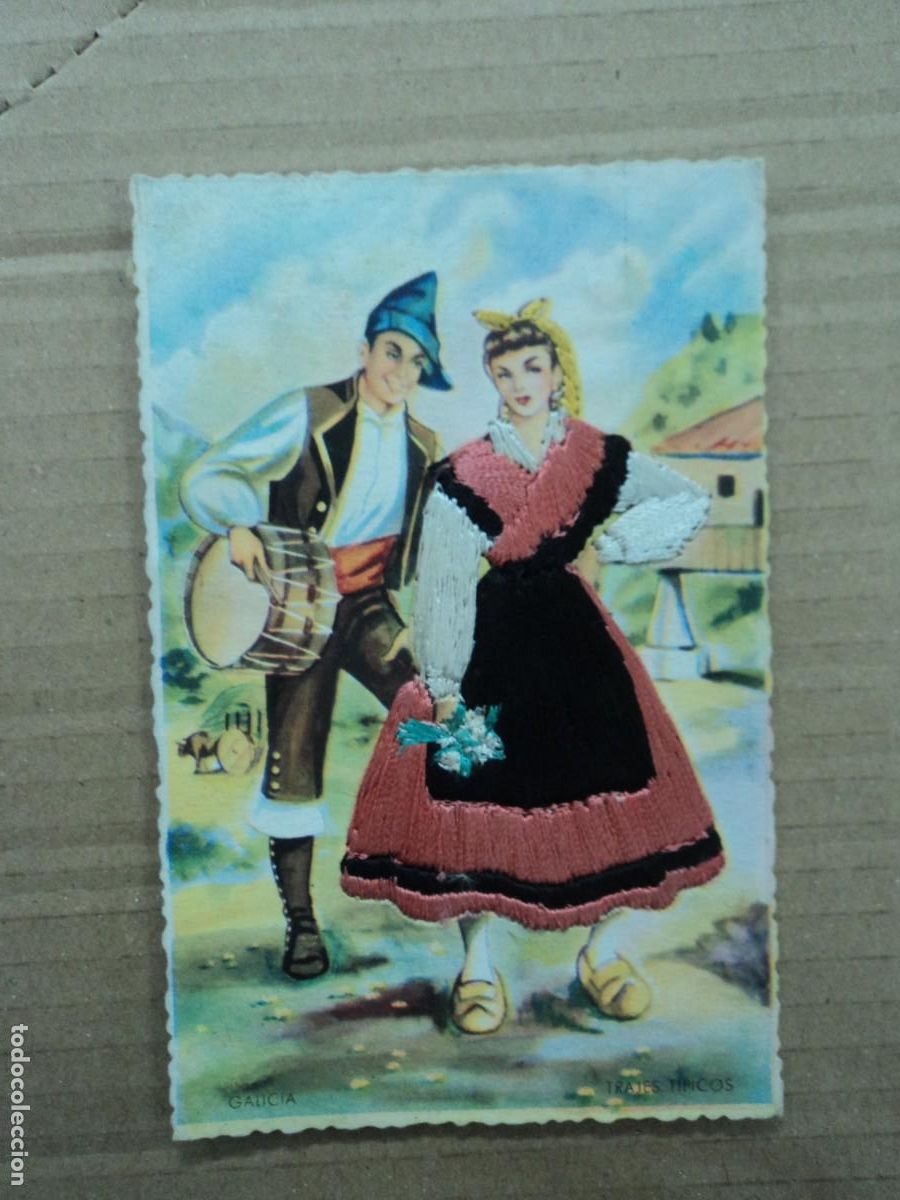Postales: Pareja con traje regional gallego. el de ella realizado con hilos sobre la cartulina