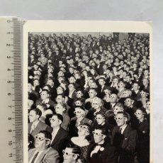 Cartoline: POSTAL. 3-D MOVIE VIEWERS, 1952. LIFE. PHOTOGRAPH BY J. R. EYERMAN.