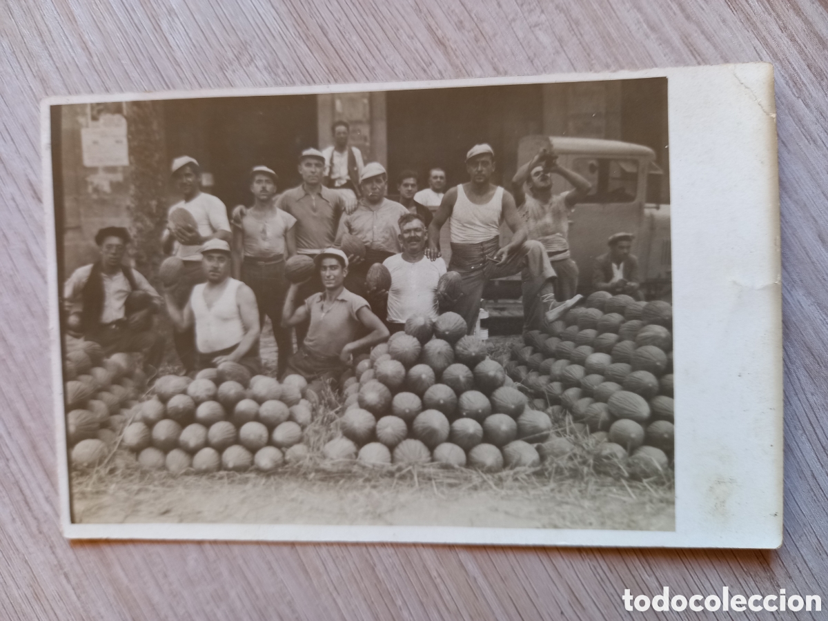 Postales: ANTIGUA POSTAL GRUPO DE PERSONAS CON MELONES?
