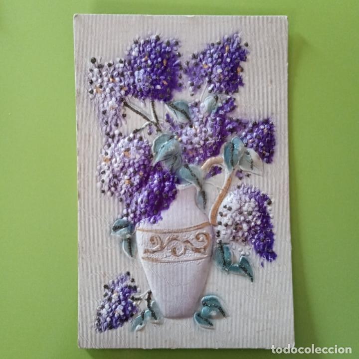 Postales: ANTIGUA POSTAL JARR&Oacute;N DE FLORES EN RELIEVE - Foto 1