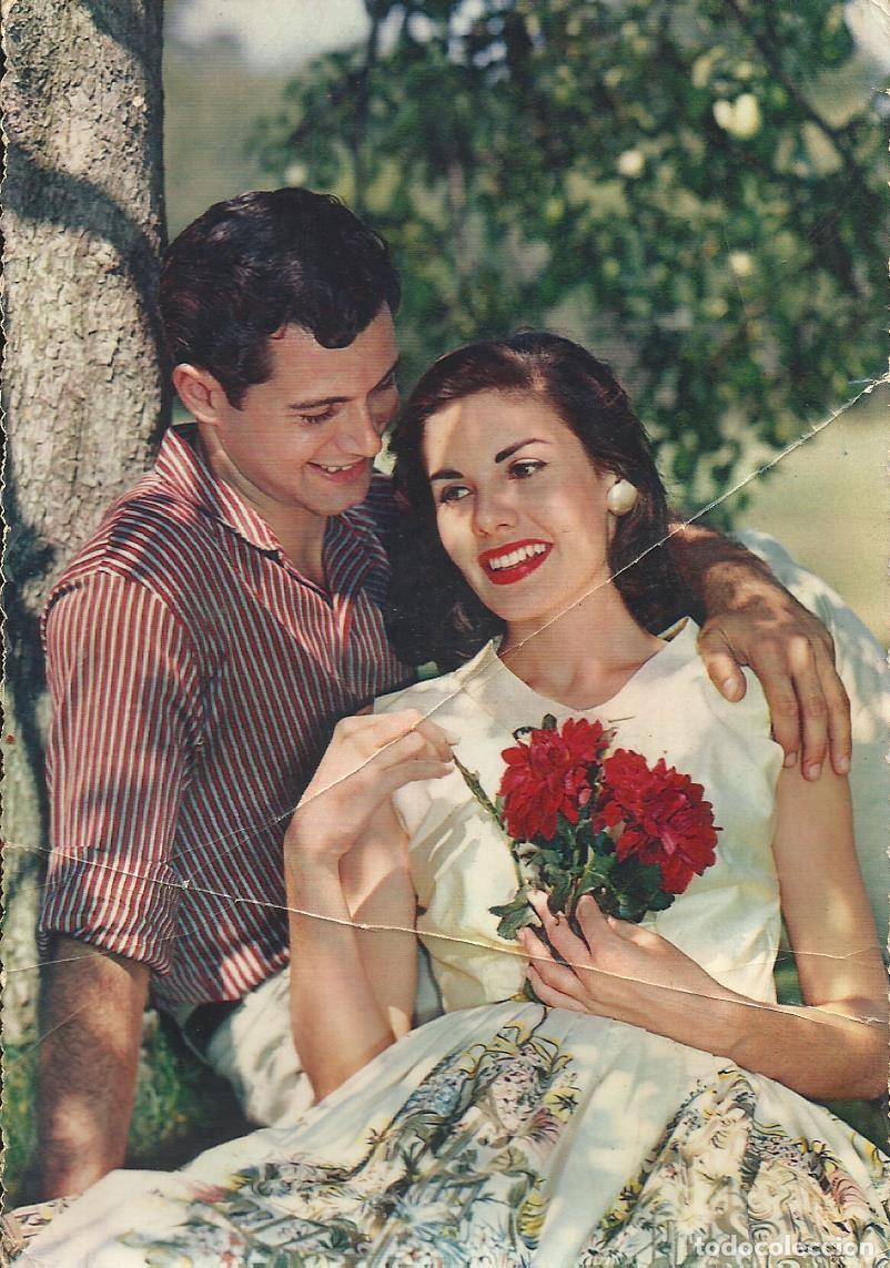 Cartoline: Enamorados y flores. Italia. Escrita. 1958. 10x15 cm. Postal.
