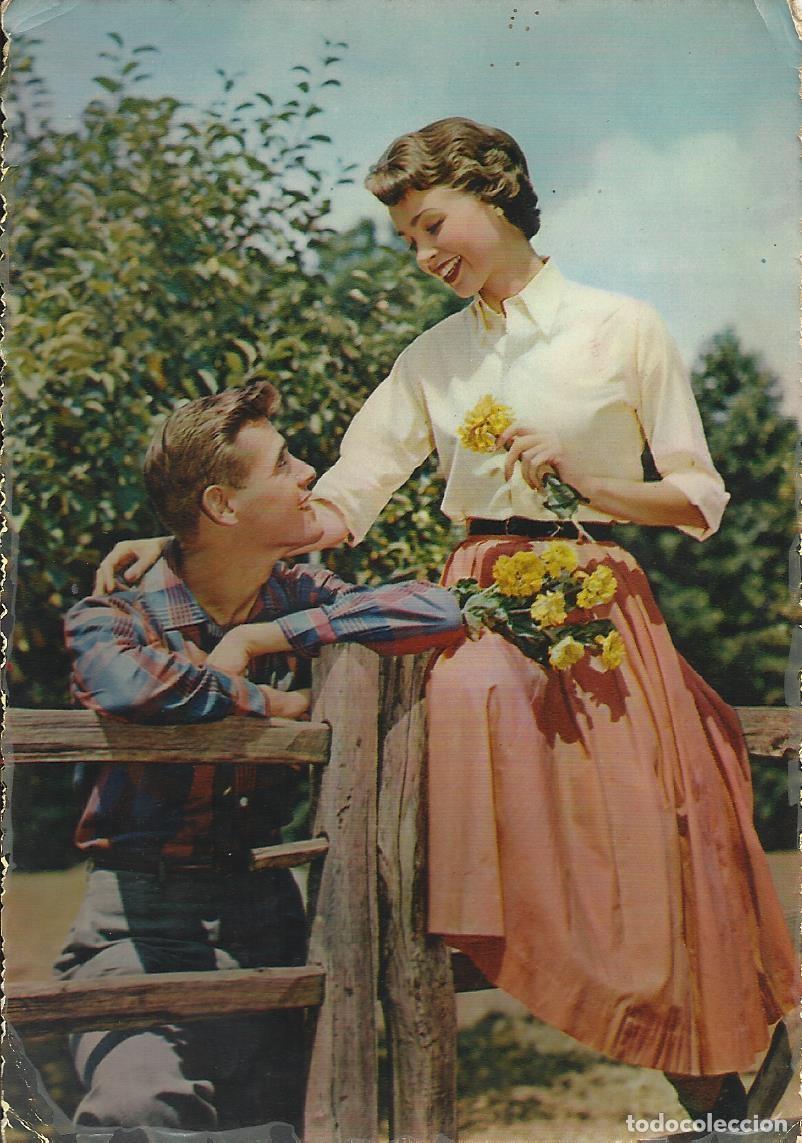 Cartoline: Enamorados y flores. Italia. Escrita. 1956. 10x15 cm. Postal.