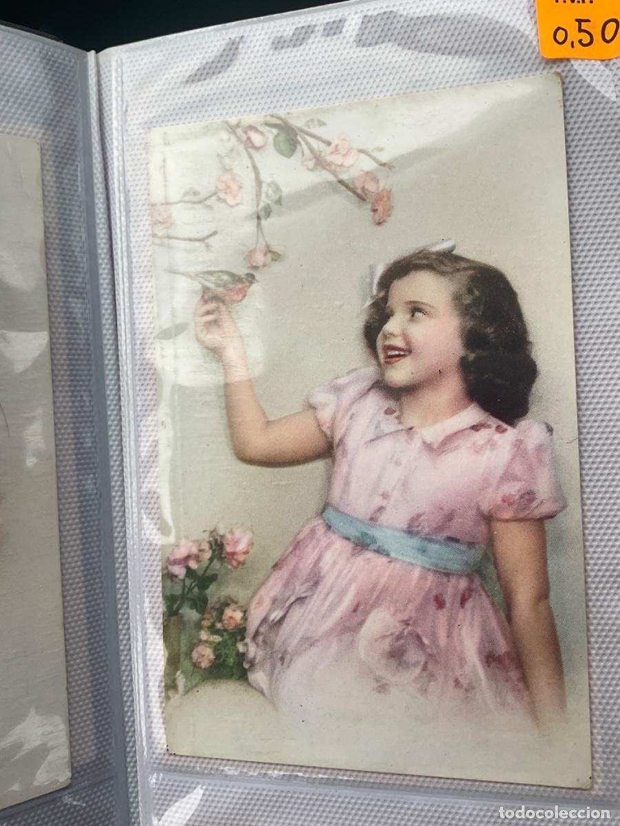 Postales: Postal rom&aacute;ntica , ni&ntilde;a colocada de cara, tocando un pajarito entre flores. 9