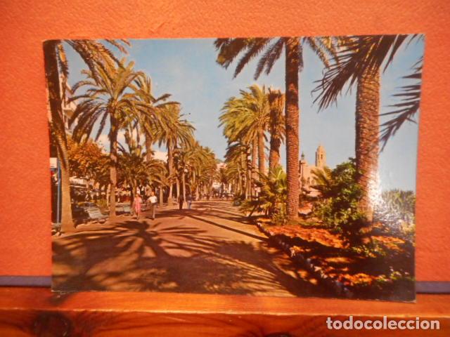 Postales: BONITA POSTAL CIRCULADA. SITGES, PASEO E IGLESIA - Foto 1