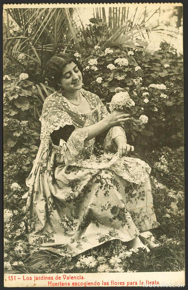 Postcards: Valencia. VALENCIA. Huertana escogiendo las flores para la fiesta.