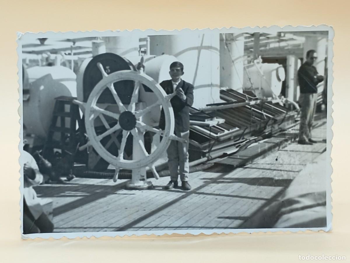 Postales: FOTOGRAFIA NI&Ntilde;O AL TIMON - Foto 1