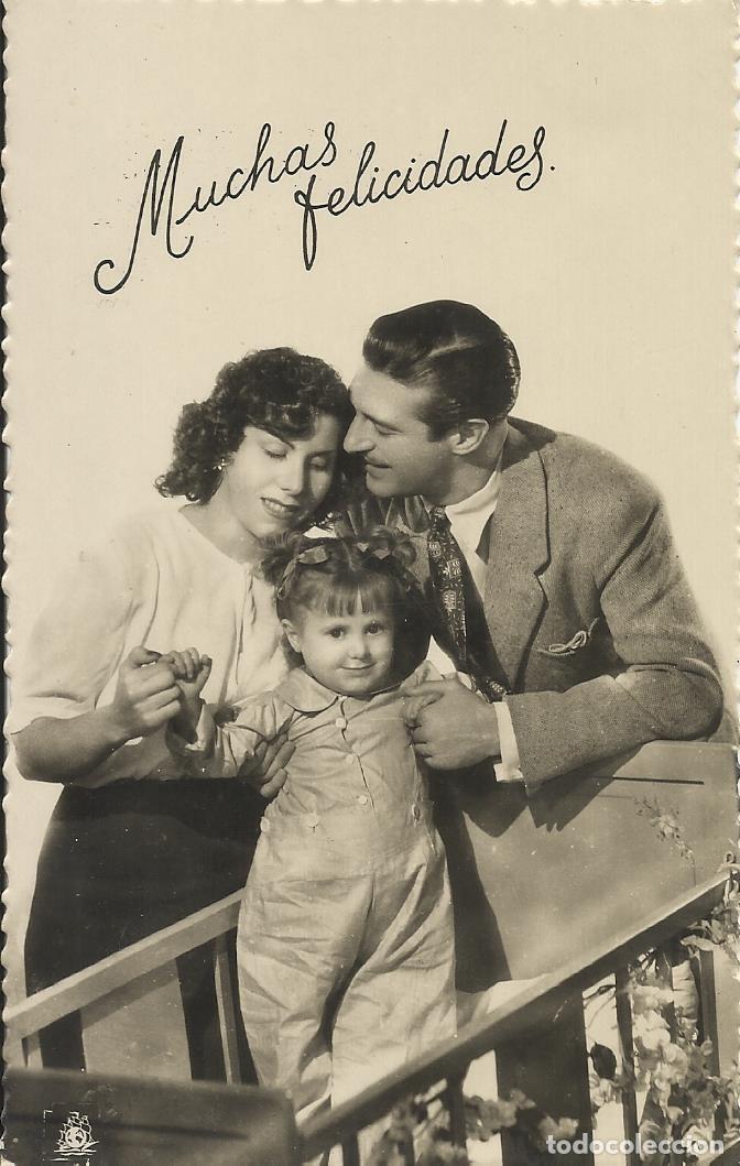 Cartoline: Muchas Felicidades. Matrimonio y ni&ntilde;a en cuna. 9x14 cm. Postal. Escrita. 1959.