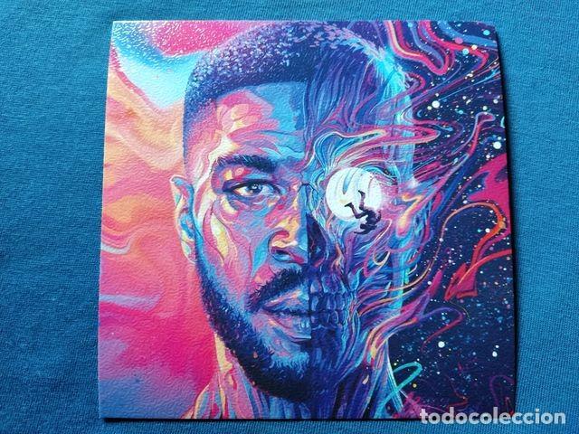 Cartes Postales: POSTAL COVER MUSICA KID CUDI 2020 MAN ON THE MOON III 12,5x12,5 CARTON GRANULADO TRASERA BLANCA