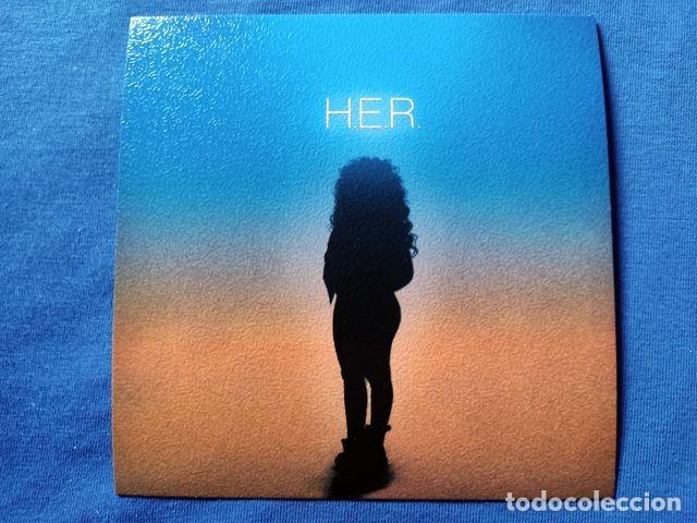 Postales: POSTAL COVER MUSICA H.E.R. 2017 HER 12,5x12,5 CARTON GRANULADO TRASERA BLANCA