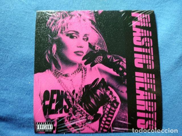 Postales: POSTAL COVER MUSICA MILEY CYRUS 2021 PLASTIC HEARTS 12,5x12,5 CARTON GRANULADO TRASERA BLANCA