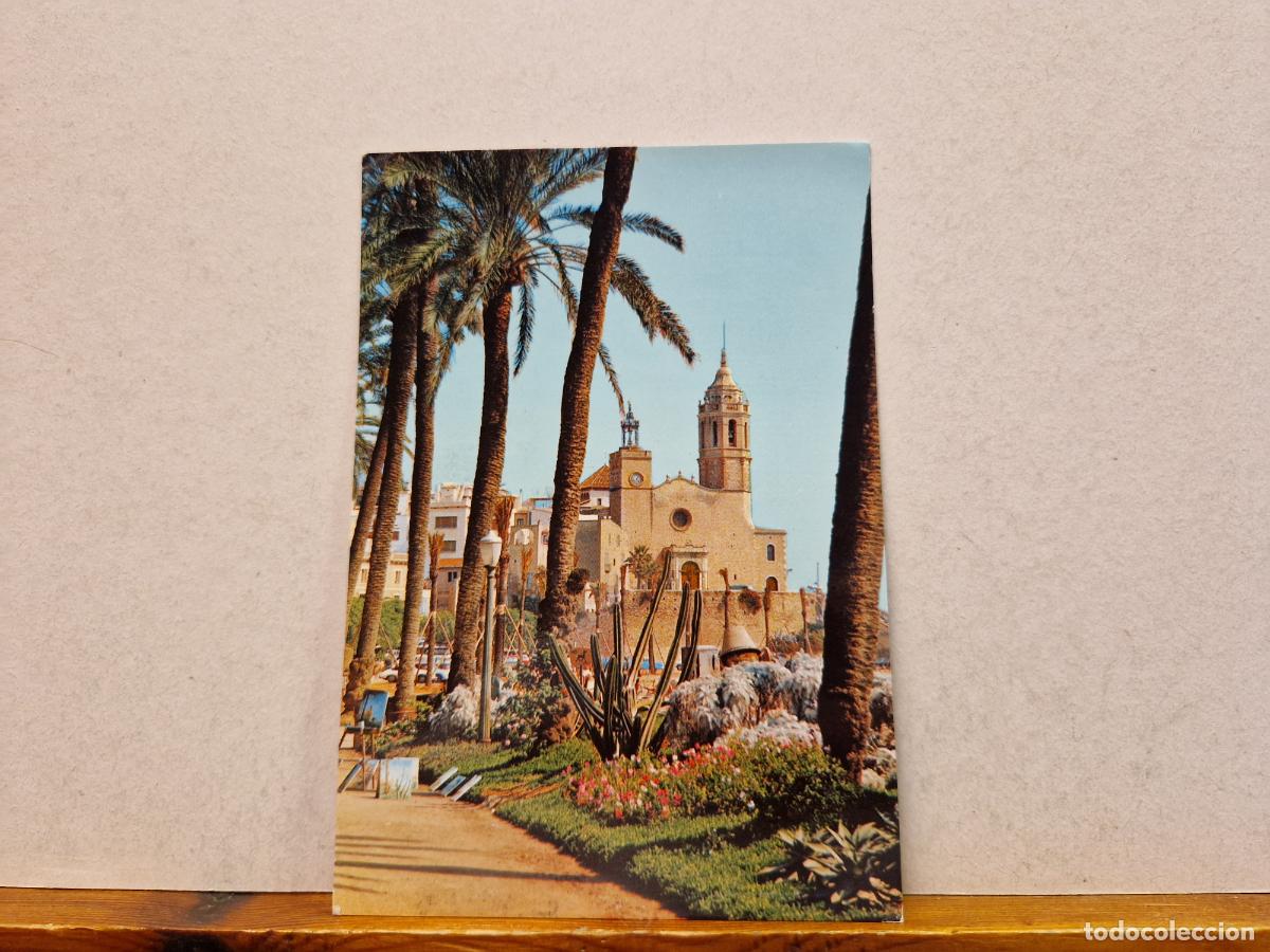Postales: BONITA POSTAL CIRCULADA. SITGES. JARDINES E IGLESIAS. - Foto 1