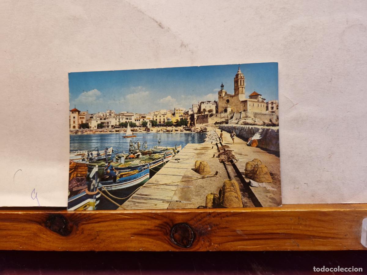 Postales: BONITA POSTAL CIRCULADA. SITGES. EMBARCADERO E IGLESIA. - Foto 1
