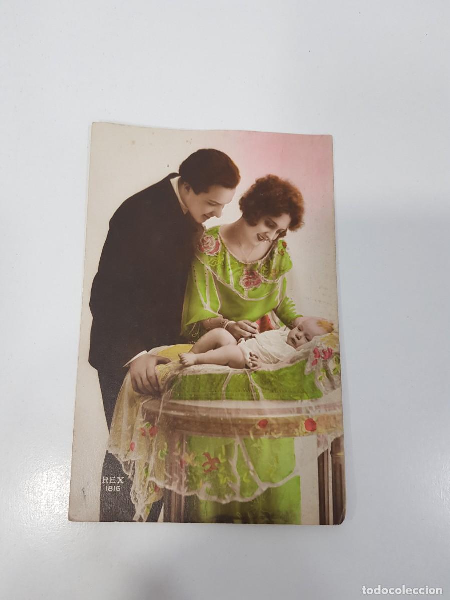 Postales: Postal fotografica padres y bebe en la cuna - Foto 1
