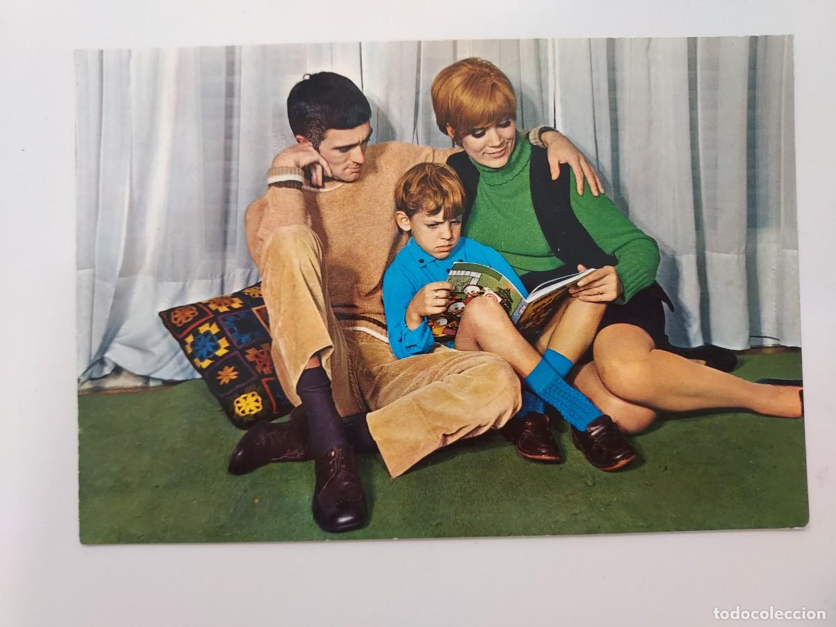 Postales: POSTAL VINTAGE FAMILIA E HIJO LEYENDO COMIC PATO DONALD. ESCRITA. 1968