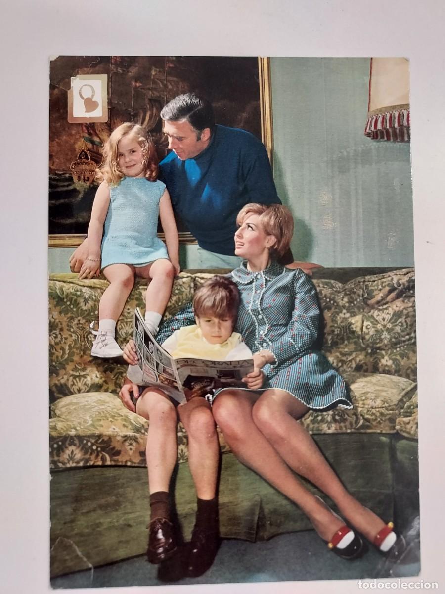 Postales: POSTAL VINTAGE FAMILIA PADRES HIJOS NI&Ntilde;OS SALON DE SU CASA LEYENDO REVISTA. ESCRITA. 1969