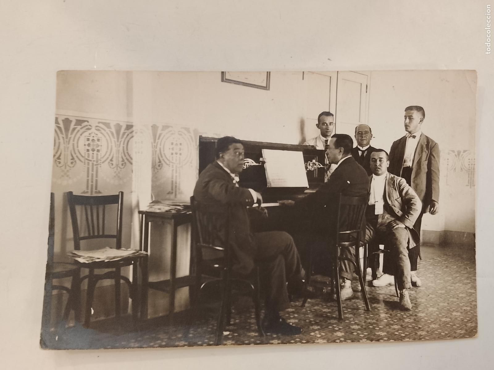 Postales: LUGAR SIN IDENTIFICAR - EL MAESTRO TOCANDO EL PIANO - FOTOGRAFICA - POSTAL ANTIGUA -(115.677)