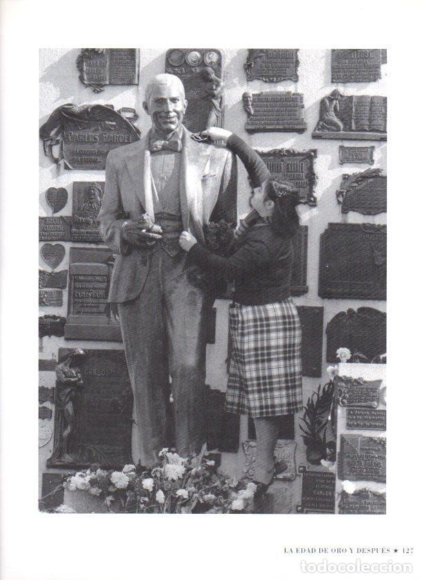 Postales: LAMINA V07508: Estatua de Carlos Gardel junto a su tumba - Varios