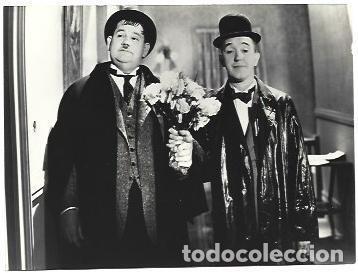Postales: FOTOGRAFIA 39822: Oliver y Hardy conun ramo de flores - NULL