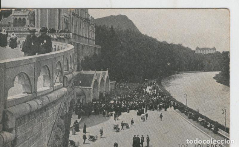 Cartoline: Postal B/N 0373 : Lourdes, La place de la grotte et le Gave - Varios
