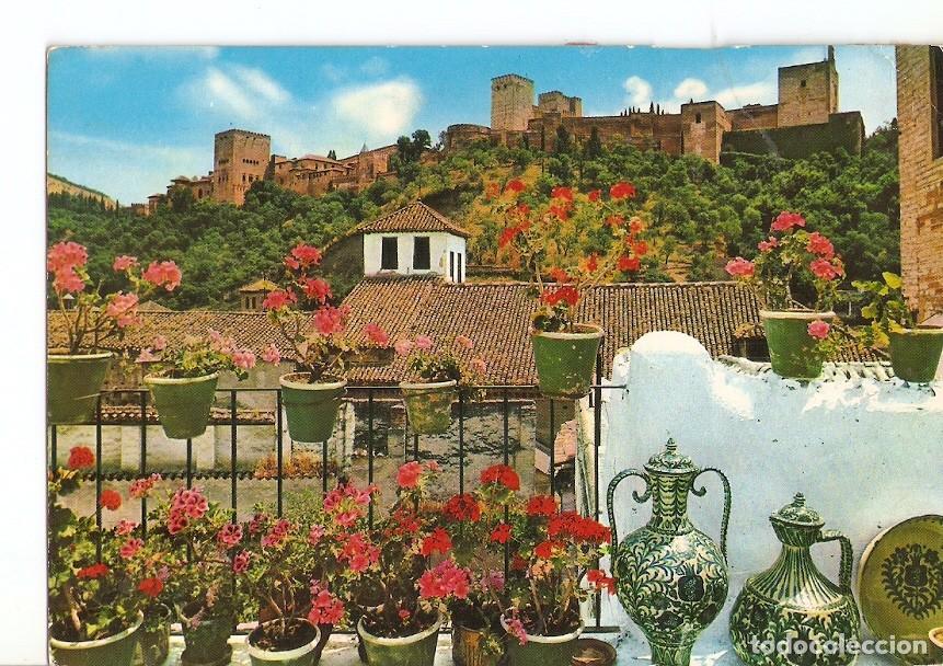 Cartoline: Postal 025703 : La Alhambra desde un rincon tipico. Granada - Varios