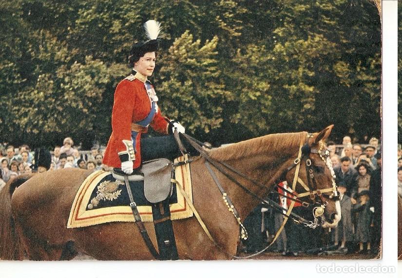 Postales: Postal 045000 : London H.M. the Queen riding along the spectator-lined route towards the Horse Guard