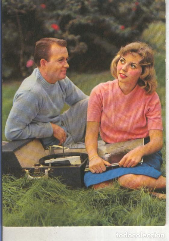 Postales: Postal 015256: Pareja en el campo con tocadisco - Varios
