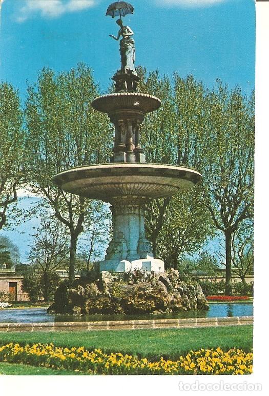 Postkarten: Postal 020099 : Dama del paraguas. Parque Ciudadela (Barcelona) - Varios