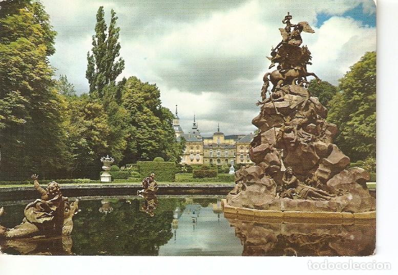 Cartoline: Postal 022516 : La granja de San Ildefonso (Segovia), Fuente de la Fama y Palacio - Varios