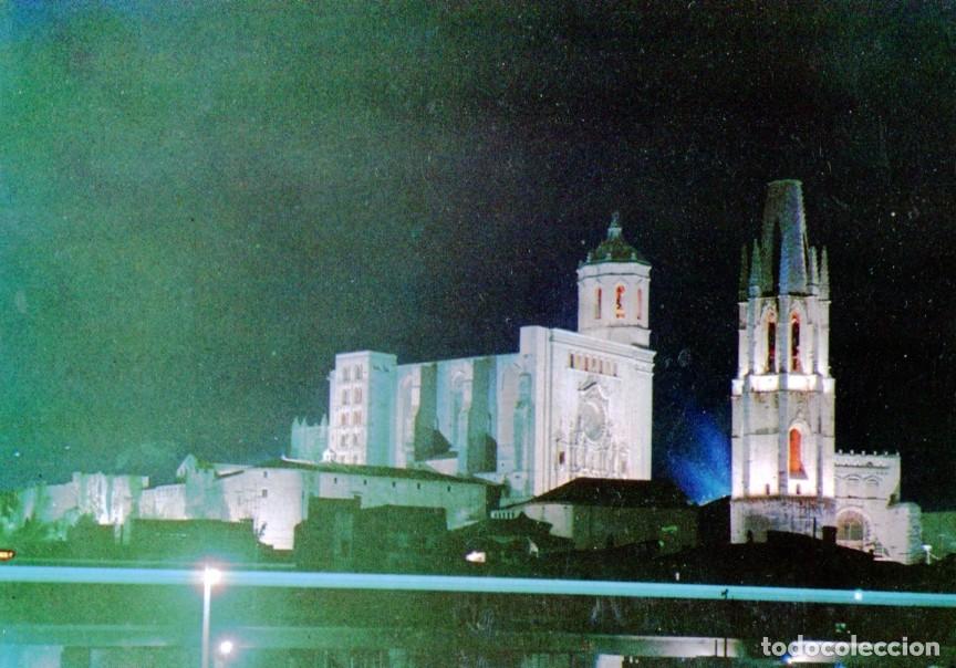 Postkarten: Postal 016675: GIRONA - Vista nocturna de la Catedral - Varios