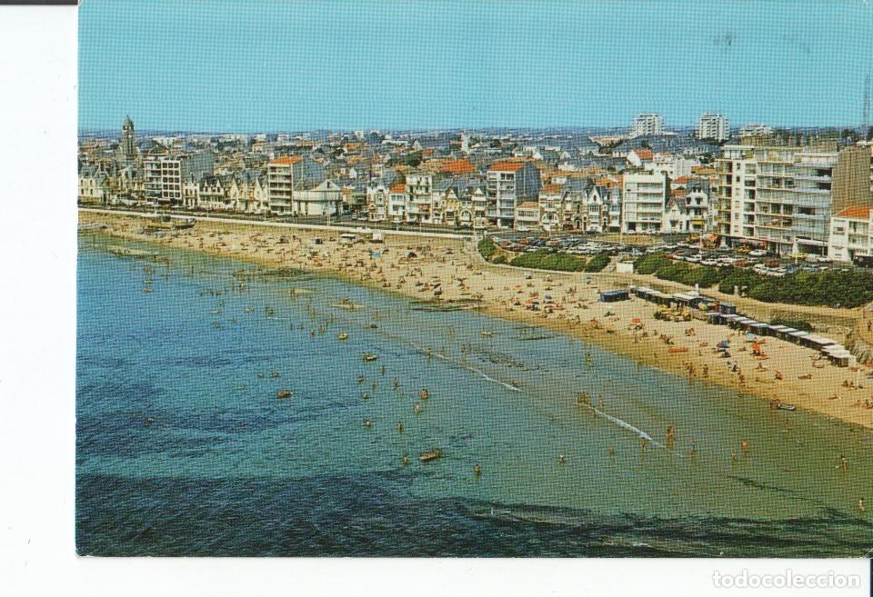 Postales: Postal-Postcard 17444: LES SABLES DOLONNE - La Plage et le remblai - Varios