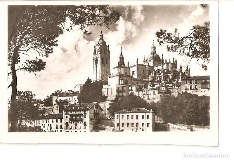Cartes Postales: Postal 027054 : Segovia: La Catedral (Vista tomada desde el pinar) - Varios