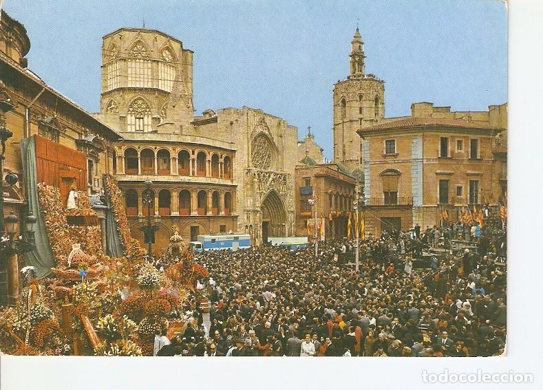 Postcards: Postal 020800 : Plaza de la Virgen y miguelete. Ofrenda de flores - Valencia - Varios