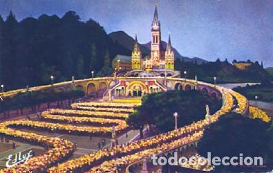 Postales: POSTAL 57273: Lourdes La Basilique illuminee et la Procession aux flambeaux - Varios