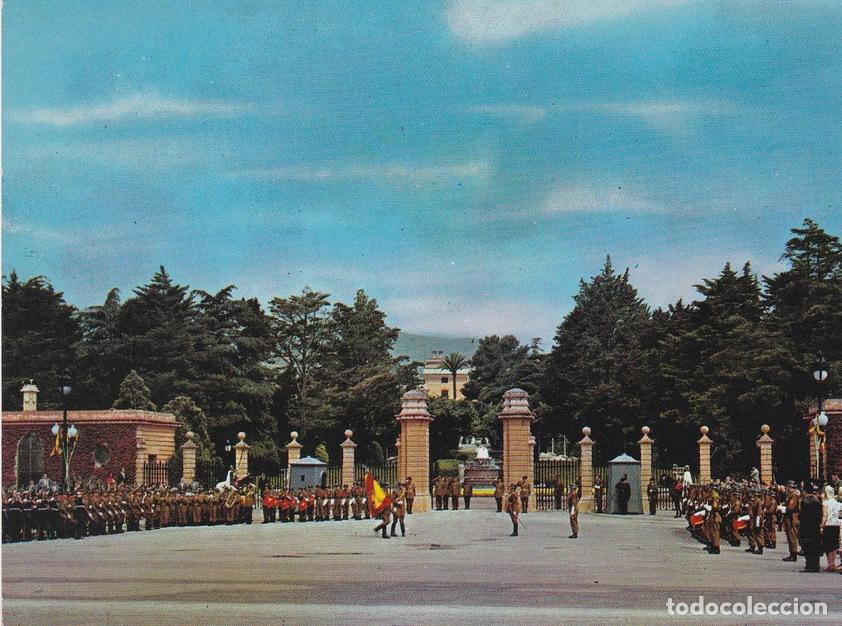 Postkarten: POSTAL B6546: BARCELONA: PALACIO REAL DE PEDRALBES. RELEVO DE LA GUARDIA - Varios