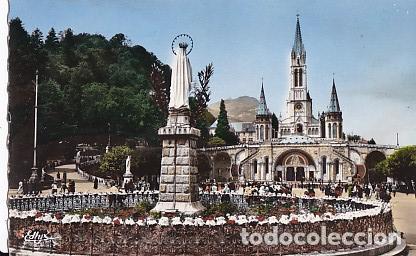 Postais: POSTAL 58075: Lourdes La Basilique et la Vierge couronnee - Varios