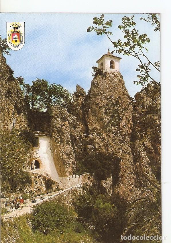 Postkarten: Postal 027557 : Castellde Guadalest (Alicante). Entrada al pueblo y campanario - Varios