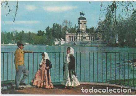 Postcards: Postal E01928: Ni&ntilde;os con traje tipico, en El Retiro, Madrid - Varios