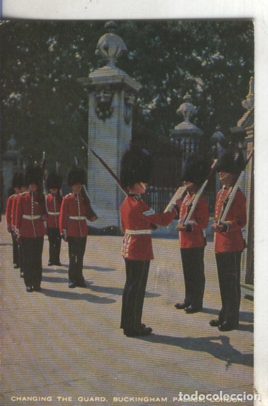 Postales: Postal 4963 : Changing The Guard. Buckingham Palace, London - Varios