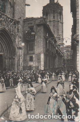 Postcards: Postal E06363: Postal B/N Ofrenda de flores a la Virgen.Valencia - Varios