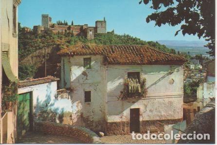 Postales: Postal E03701: Calle t&iacute;pica, al fondo La Alhambra,Granada - Varios