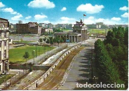 Postcards: POSTAL A4988: Vista aerea de la Puerta de Branderburgo en Berlin - NULL