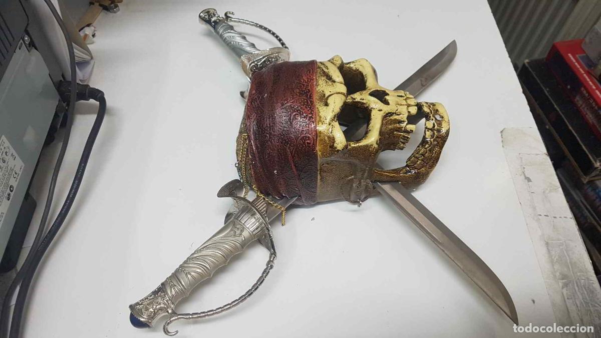 Postales: Coleccionismo: Calavera pirata (num 4) con dos espadas de Piratas del Caribe