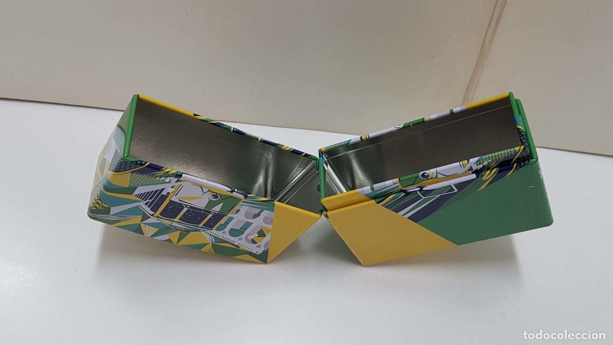 Postkarten: Petaca de tabaco de metal: Amarillo y verde con dibujo de tren.