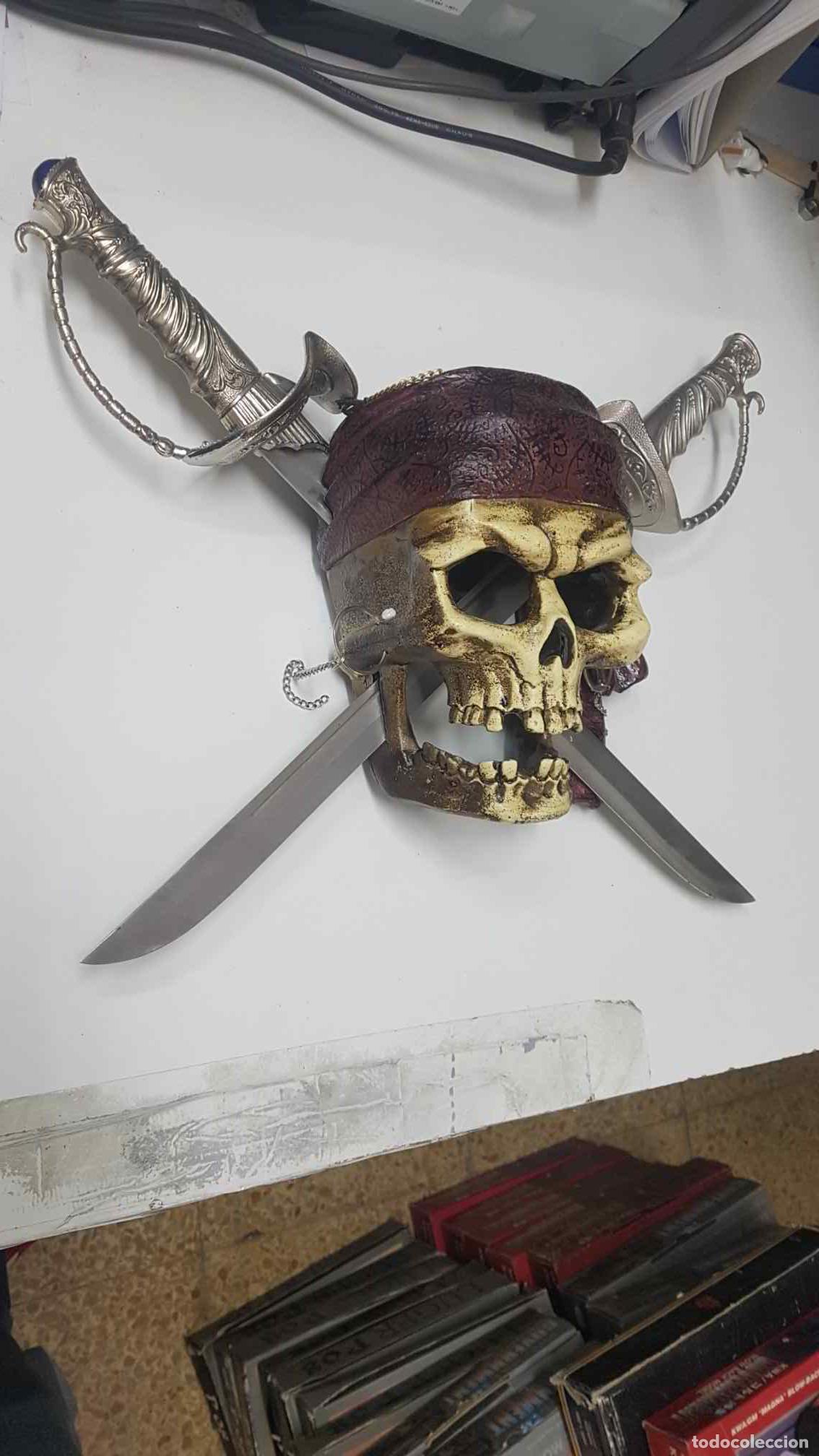 Postales: Coleccionismo: Calavera pirata (num 1) con dos espadas de Piratas del Caribe