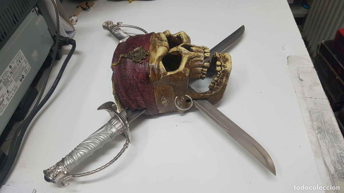 Postales: Coleccionismo: Calavera pirata (num 2) con dos espadas de Piratas del Caribe