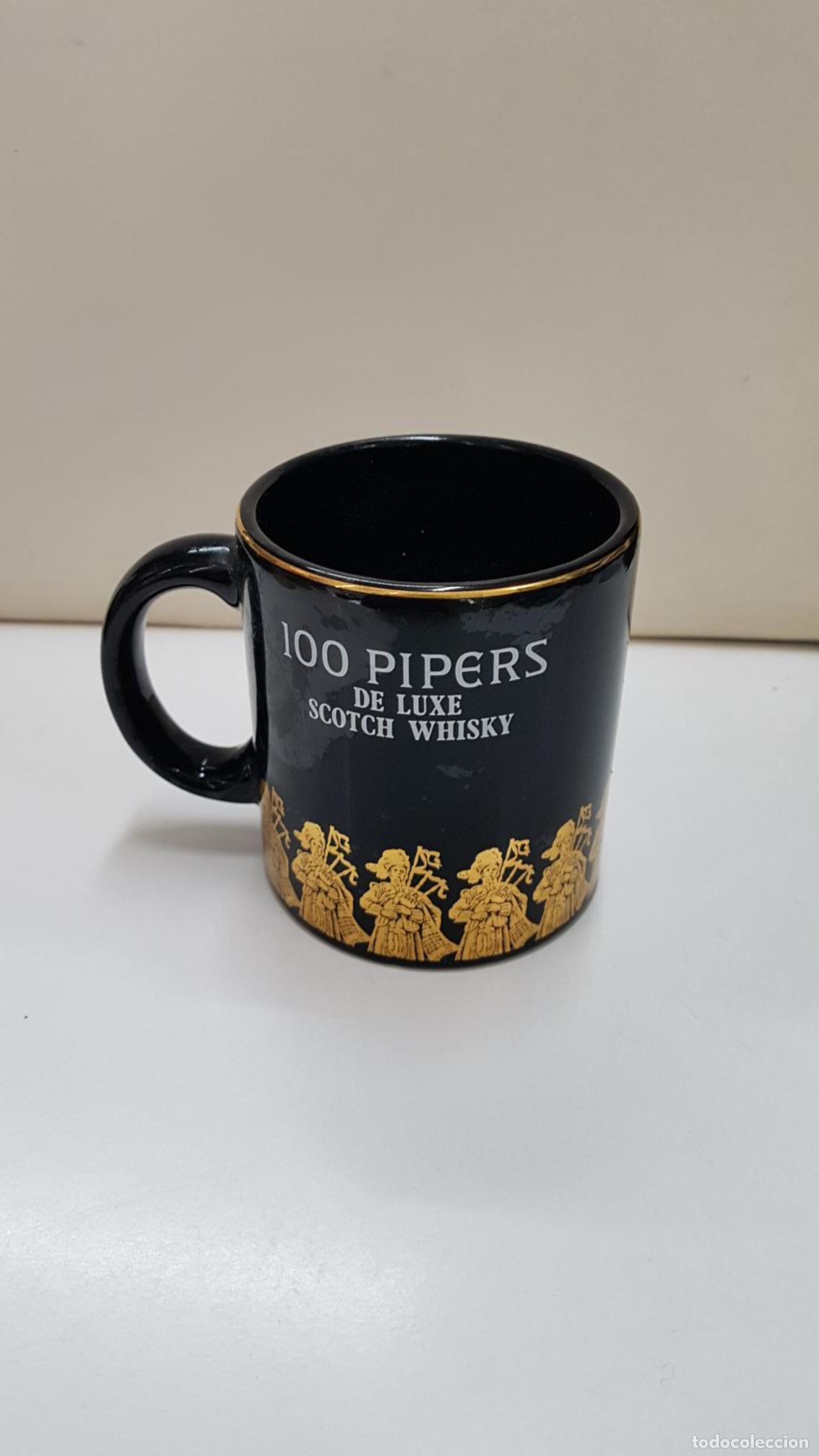 Postales: Taza negra de ceramica: 100 Pipers de Luxe Scoth Whisky.